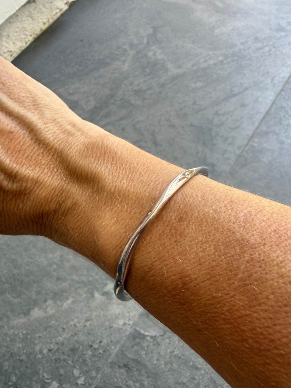 Ippolita hammered silver bangle bracelet with diamonds - Picture 2 of 5